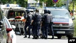 Polis məktəbin yaxınlığındakı küçədə
