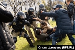 Зіткнення ОМОНу з демонстрантами в російському Хабаровську. Щомісячні акції протесту тут проходять після липневого арешту губернатора області. Його звинувачують у вбивстві, скоєному кілька десятиліть тому. Учасники акцій вважають це політичним переслідуванням. Росія, 10 жовтня (Ольга Цикарєва, RFE/RL)