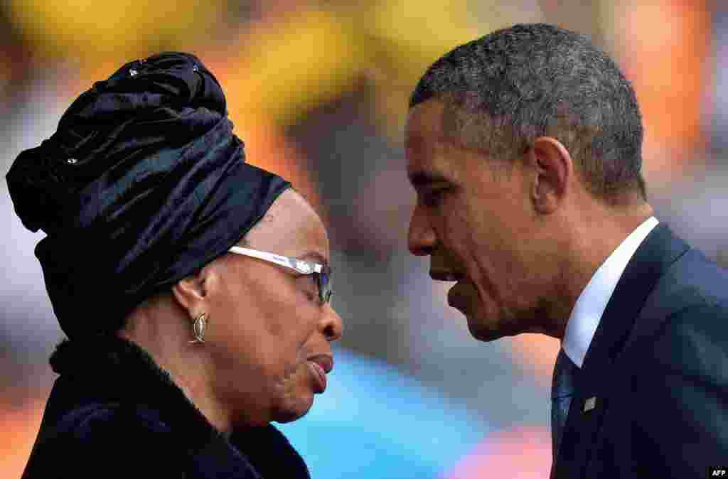 Američki predsjednik Barack Obama sa udovicom, Nelsona Mandele, Graca Machel, Johannesburg, 10. decembar 2013. Foto: AFP / Alexander Joe