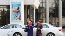 COVID-19: Türkmenabada daşary ýurtlular we ýükli uçarlar barýar, döwlet işgärleri dezinfeksiýa guralyny satyn almaly bolýarlar