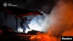Рятувальники під час гасіння пожежі на Черкащині внаслідок однієї з попередніх російських атак, архівне фото