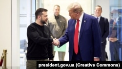 Ukrayina prezidenti Volodımır Zelenskıy ve ABDniñ 45-inci prezidenti Donald Trump (sağdan). New York, ABD, 2024 senesi sentâbrniñ 27-si