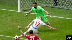 ჩეხეთის ნაკრების თავდამსხმელი ვაცლავ ჩერნი საქართველოს ნაკრების მეკარის, გიორგი მამარდაშვილის პირისპირ. ჰამბურგი, 22 ივნისი, 2024 წელი.