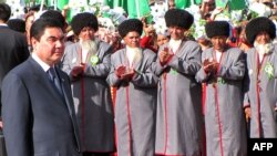 Türkmenistanyň prezidenti Gurbanguly Berdimuhamedow Daşoguzda geçirilen Ýaşulular maslahatynda, 2010-njy ýylyň 14-nji maýy.
