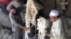 کراچۍ کې د افغانانو د قالينو له کارخانو يوه پاتې ده چې اوس يوازې تارونه جوړوي