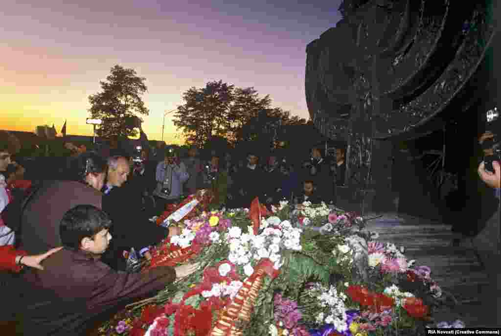 Аж через півстоліття після трагедії, по тому, як Україна здобула незалежність від СРСР 1991 року, на місці тих подій звели окремий меморіал, присвячений єврейським жертвам. На відкриття пам’ятника у вигляді менори зібралися сотні людей.