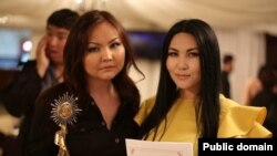 Режиссер Айнұр Исмайлова (сол жақта). (Сурет оның Facebook парақшасынан алынды).