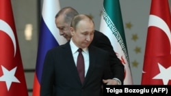 Путін (попереду) та Ердоган (позаду) проведуть другу за місяць зустріч щодо Сирії