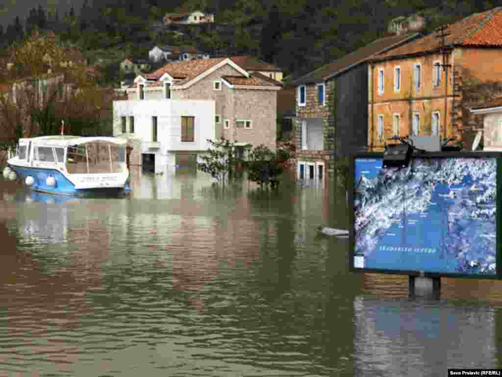 Crna Gora - Rijeka Crnojevića izlila se iz svog korita, 02.12.2010. Foto: Savo Prelević