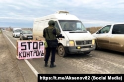 Військові з підрозділу «БАРС-Крим» під час навчань у Криму блокують рух цивільного транспорту, 25 січня 2025 року