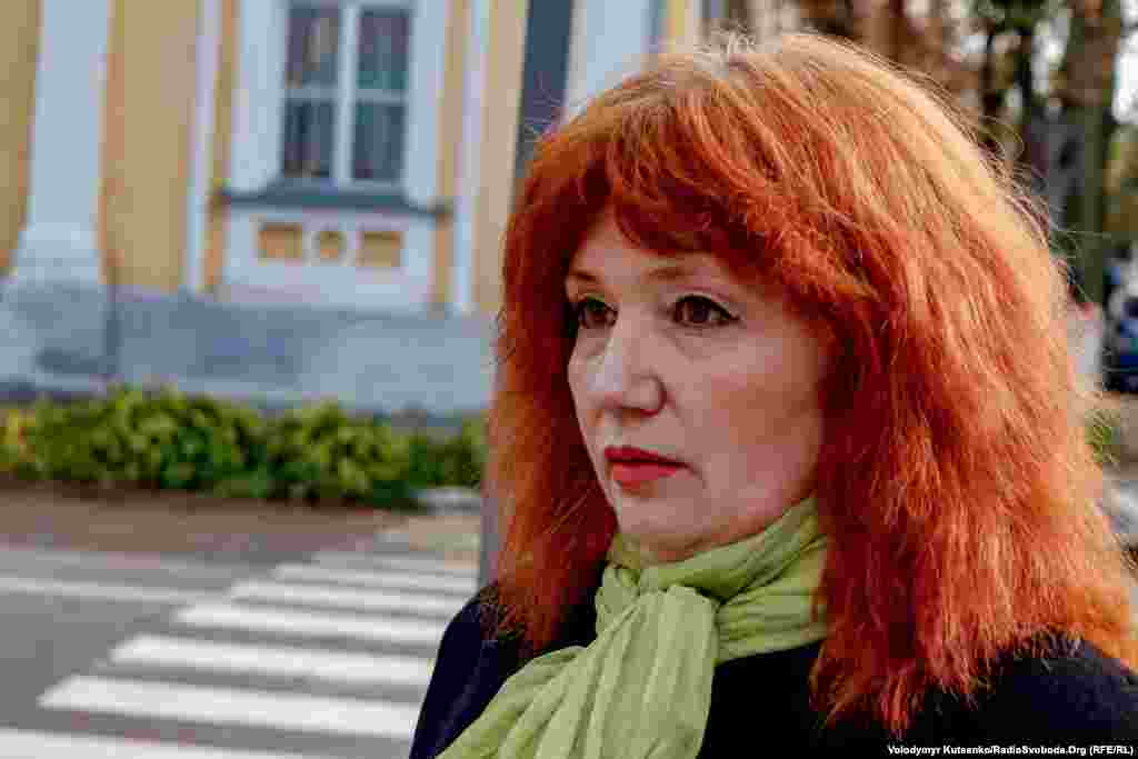 Жителі Глухова жваво обговорюють відставку мера Терещенка та його бажання балотуватися на посаду президента України. Місцева жителька Ірина підтримувала Мішеля Терещенка під час його боротьби за крісло мера міста, але зараз із розчаруванням ставиться до нього. «Занадто мало він зробив за цей час для міста», – вважає жінка