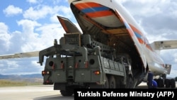 Թուրքիա - Անկարայի մոտ գտնվող «Մուրթեդ» ավիացիոն ռազմակայանում ռուսական ռազմական բեռնատար օդանավից դուրս են բերում S-400-ի բաղադրիչները, 12-ը հուլիսի, 2019թ․
