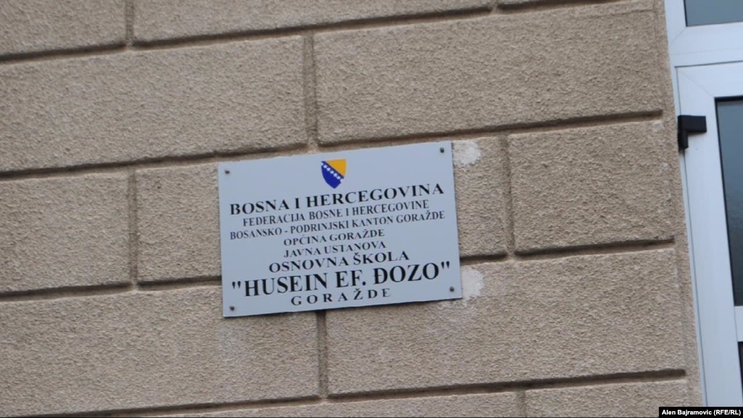 Đozo je bio imam 28. regimente SS Wafen divizije, poznate pod imenom Handžar divizija, koja je bila jedna od vojnih jedinica NDH. Nakon II svjetskog rata osuđen je na pet godina zatvora i gubitak građanskih prava. (Tabla na OŠ "Husein ef. Đozo", Goražde, 23. juni 2016.)