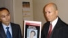 2008-nji ýylyň 18-nji sentýabrynda O.Myradowanyň ölüminiň ýyl dönümine bagyşlayp Türkmenistanyň Pariždäki ilçihanasynyň içinde geçirilen protest aksiýasy wagtynda. Çepde: türkmen diplomaty, sagda: O.Myradowanyň dogany Annadurdy Hajyýew.