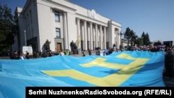 За словами учасника слухань Абдурешита Джеппарова, законопроєкт, який зараз розглядає парламент, безпосередньо стосується прав кримськотатарського народу