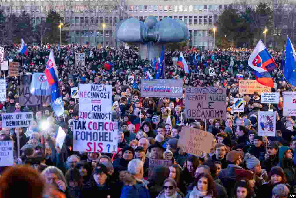 24 гыйнварда меңләгән кеше Словакия хакимияте гамәлләренә каршы протестларга чыкты.&nbsp;