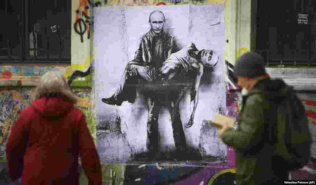 Зображення президента Росії Володимира Путіна із власним трупом н руках. Робота Станіслава Біловського. Софія, Болгарія