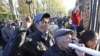 Родственники погибших в апреле при столкновениях в Кыргызстане протестуют у ворот здания парламента во время его первого заседания. Бишкек, 10 ноября 2010 года.