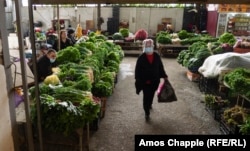 Жінка здійснює закупи на базарі в Батумі