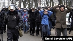 RUSSIA – Detained protesters walk escorted by Російські силовики жорстоко розгяняють мирні протести. Більшість затримань було в Москві (понад 900 осіб) та Санкт-Петербурзі (більше 600). Пітер, Росія. 31 січня 2021 року