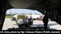 Un parașutist al armatei americane repartizat la Divizia 82 Aeriană supraveghează descărcarea echipamentelor pentru operațiunea aeriană multinațională Swift Response, la baza aeriană Mihail Kogălniceanu, România, 2 mai 2021