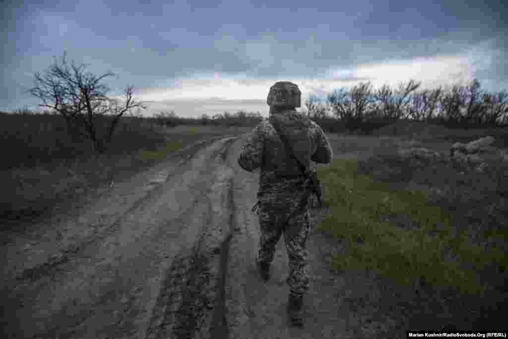Український військовий рухається дорогою до передової 