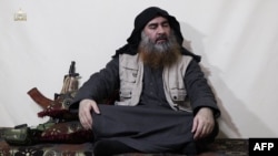 Абу Бакр аль-Багдадинин апрель айында тараган видеосунан алынган сүрөт. 