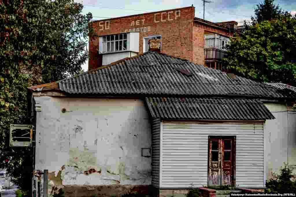 Одним з перших розпоряджень Мішеля Терещенка на посаді мера було рішення про демонтаж пам’ятника Леніну. Попри декомунізацію, у Глухові залишається чимало нагадувань про радянське минуле