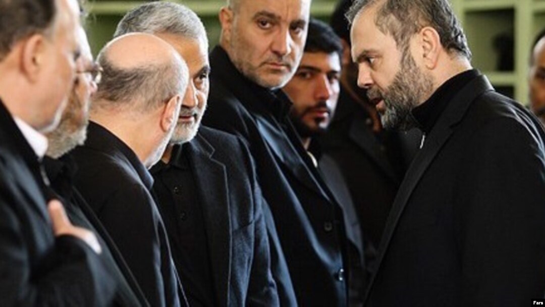 عبدالله صفی الدین، نماینده حزب الله لبنان در ایران (سمت راست)در حال گفت وگو با قاسم سلیمانی (عکس از آرشیو)