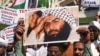 په هند کې مسلمانانو د مظاهرې پر مهال د جیش محمد د مشر مسعود اظهر انځور نیولی او د کشمیر په پلواما کې د برید غندنه کوي - پخوانی انځور.