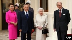 Казакстандын биринчи президенти Нурсултан Назарбаев кызы Дарига Назарбаева. Улуу Британиянын канышасы Елизавета II жана анын жолдошу, маркум Филипп. Букингем сарайы, 2015-жылдын 4-ноябры. Архивдик сүрөт.
