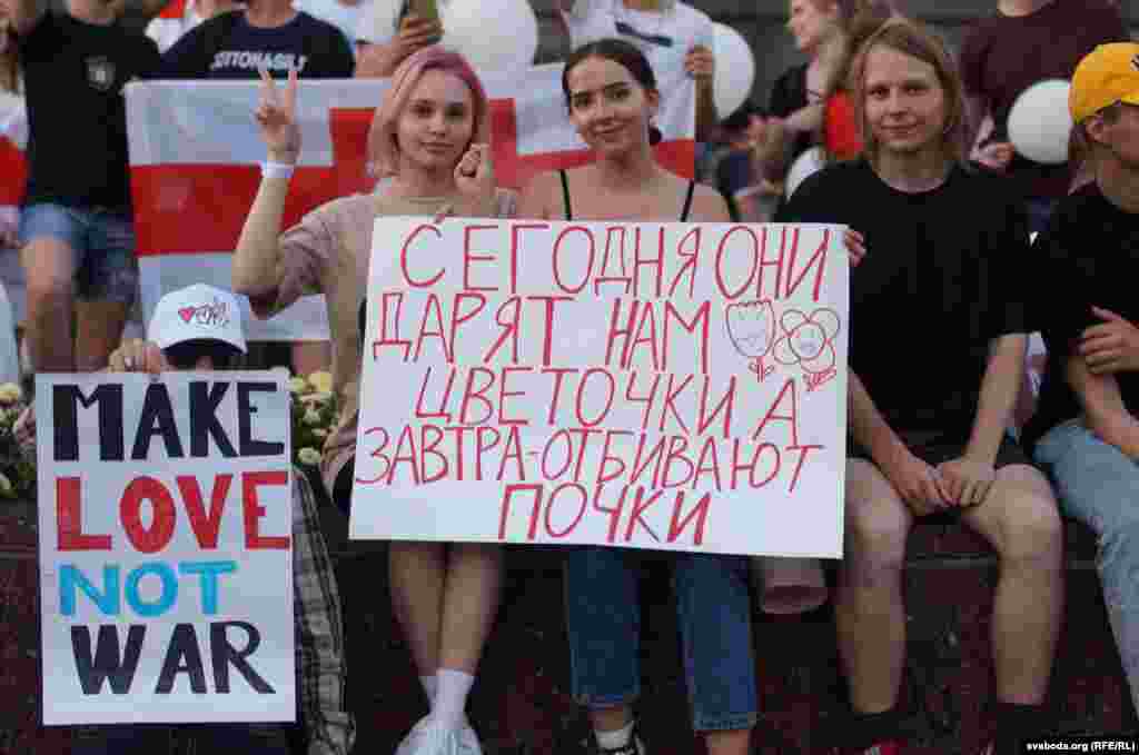 Дівчата на мирному протесті в Гомелі, 16 серпня.&nbsp; Щонайменше 7 тисяч людей зібралися в Гомелі на мирний мітинг в рамках всебілоруського &laquo;Маршу за Свободу&raquo;. Люди йшли вулицями міста та скандували: &laquo;Не забувайте, не прощайте&raquo;, &laquo;У відставку!&raquo;, &laquo;Живє Бєларусь!&raquo; та &laquo;Віримо, можемо, переможемо!&raquo;
