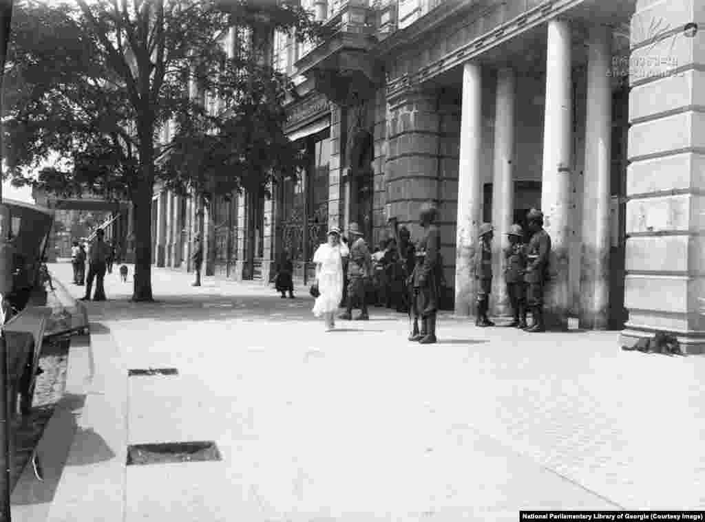 Тротуар на проспекті Руставелі, сфотографований на початку 1900-х років. Проспект був названий на честь грузинського поета 12-го століття Шота Руставелі і вирізнявся вишуканими готелями та широкими пішохідними доріжками, на яких демонструвалася тогочасна мода 