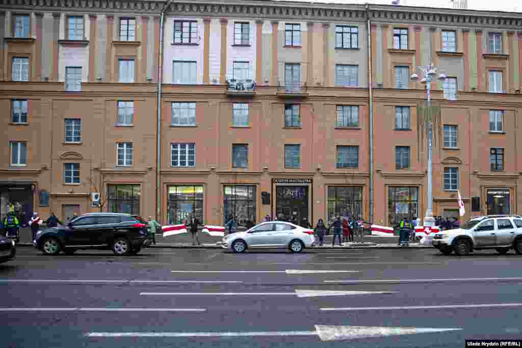 Акцыю меркавалі «расьцягнуць» ад Галоўпаштамта да Кастрычніцкай плошчы, але ўдзельнікаў хапіла на два кварталы