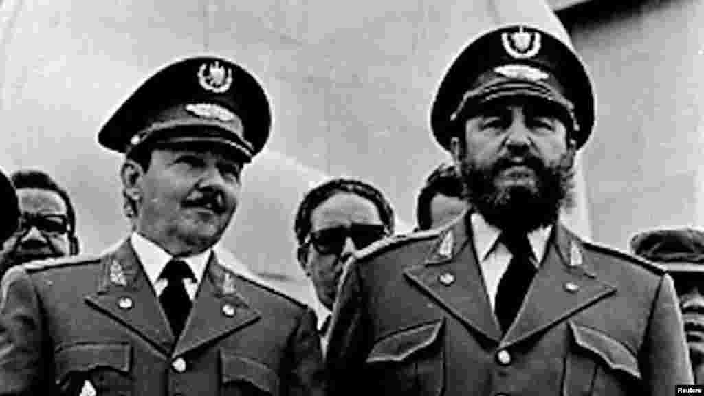 Фидел Кастро бир тууганы Раул Кастро менен. 1979