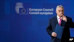 Прем'єр-міністр Угорщини Віктор Орбан у момент прибуття на саміт ЄС у Брюсселі, 14 грудня 2023 року