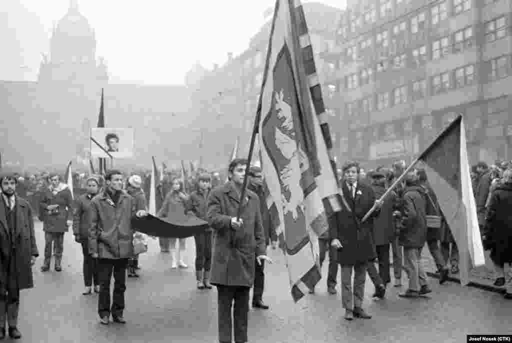 20 січня 1969 року: студентська демонстрація у Празі. На задньому плані – портрет Яна Палаха
