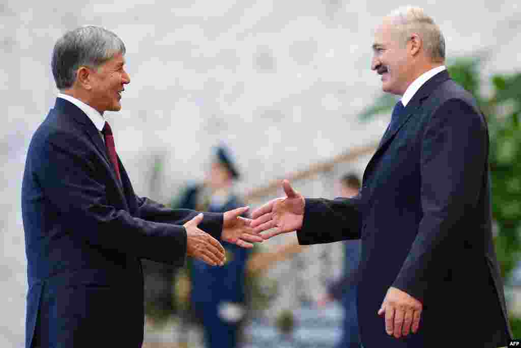 Президенты Беларуси и Киргизии - Александр Лукашенко и Алмазбек Атамбаев