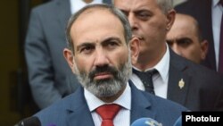 Վարչապետ Նիկոլ Փաշինյանը զրուցում է լրագրողների հետ, արխիվ