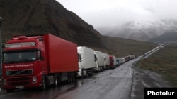 Բեռնատարներ Վրաստան-Ռուսաստան սահմանի Վերին Լարսի անցակետի մերձակայքում, արխիվ