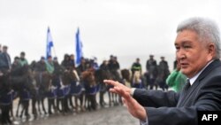 "Ар-намыс" партиясынын лидери Феликс Куловдун парламенттик шайлоо алдындагы жолугушуусу. Байтик айылы, 2010-жылдын 8-октябры.