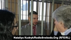 Віталій Марків (с) спілкується з адвокатами, архівне фото 2019 року