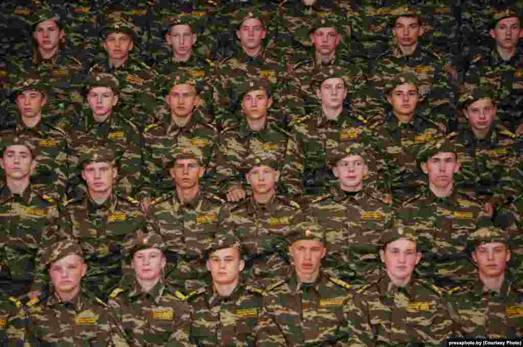 Партрэт. II месца, Алег Рубчэня 9 кастрычніка 2010 году, Слуцак. Кадэты Менскай абласной кадэцкай вучэльні сабраліся ў холе пасьля цырымоніі пасьвячэньня ў кадэты, каб сваякі маглі зрабіць агульную фатаграфію на памяць.