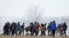 Migranti nose povrijeđenog čovjeka pored turskog graničnog prelaza Pazarkula sa Grčkom, 4. mart, 2020. 