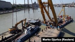 11 червня аварійним річковим службам вдалося витягти на поверхню річки затонулий прогулянковий катер «Русалка»