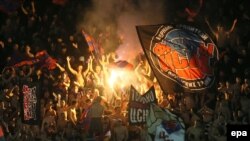 UEFA çempionatynda “CSKA" futbol komandasynyň janköýerleri.