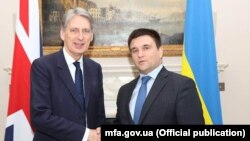 Павло Клімкін (п) і Філіп Гаммонд