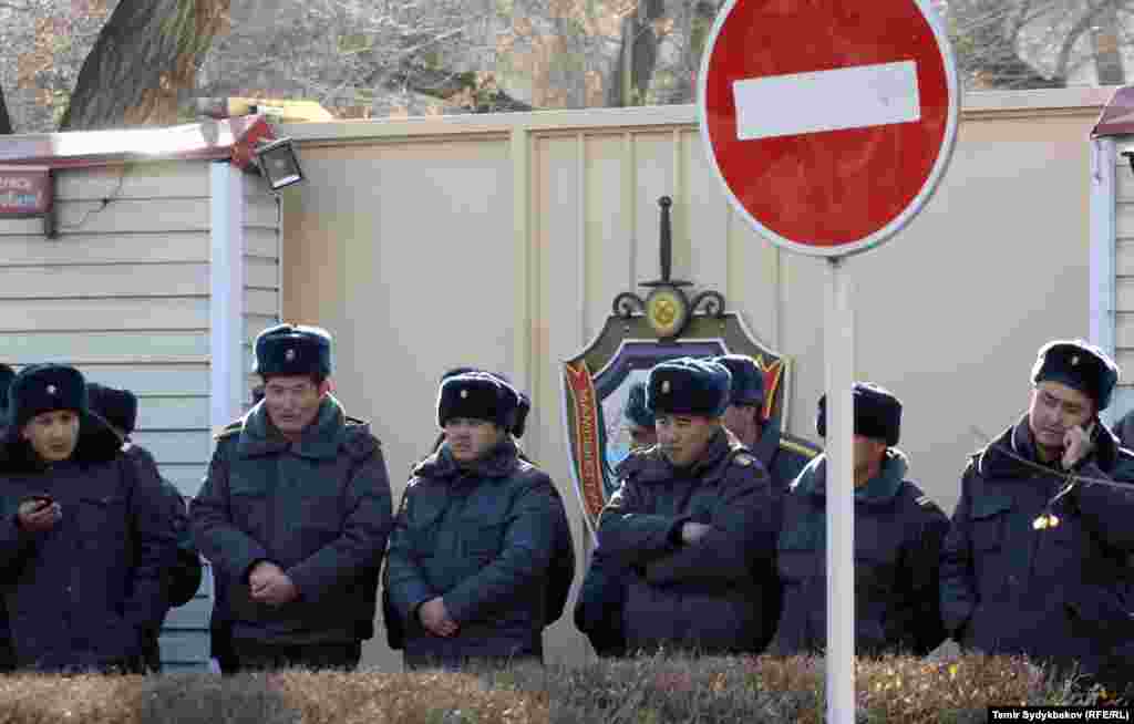 УКМКнын алдында турган милиционерлер. 