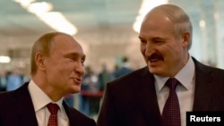 Олександр Лукашенко (праворуч) зізнався, що був «здивований» поінформованістю Володимира Путіна щодо ситуації в Білорусі
