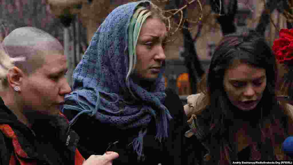Belorusdan dönən Femen-çilər mətbuat konfransında. 21 dekabr 2011